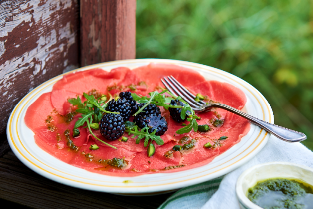 Carpaccio de bœuf au mûres et pesto de pistaches