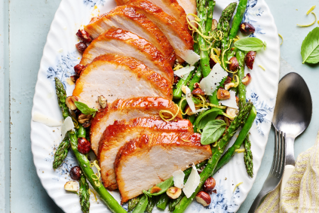 Carré de porc et salade d'asperges aux noisettes