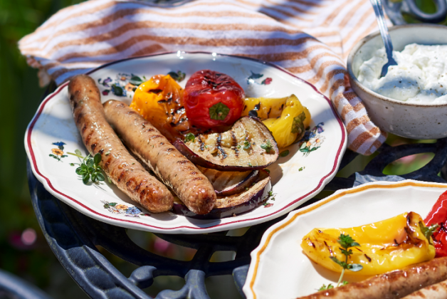 Chipolatas, légumes grillés et crème de feta