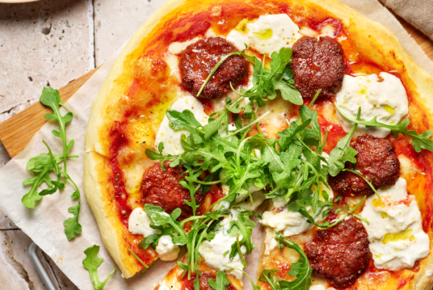 Pizza boulettes de bœuf bolognaise, stracciatella et roquette