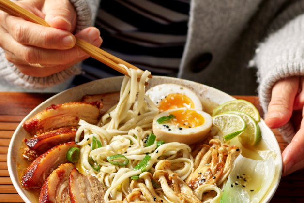 Ramen à la poitrine de porc BBQ, champignons shimeji et chou pak choï