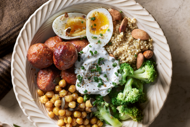 Boulettes de bœuf et porc, quinoa, poids chiches, brocolis, œufs, yaourt grec assaisonné