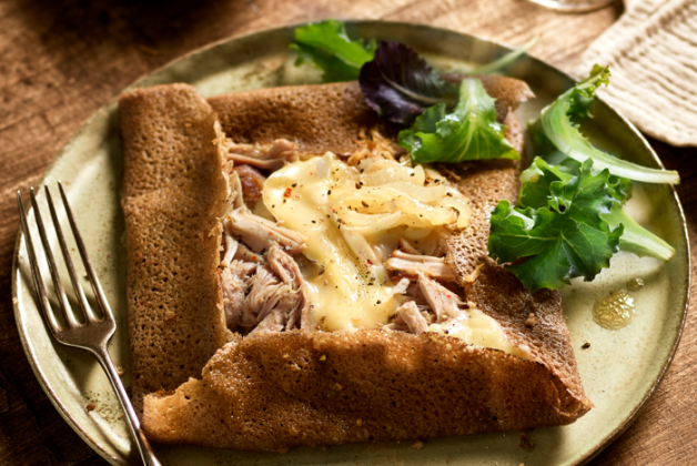 Galette bretonne à l’effiloché de porc, oignons caramélisés et curé nantais