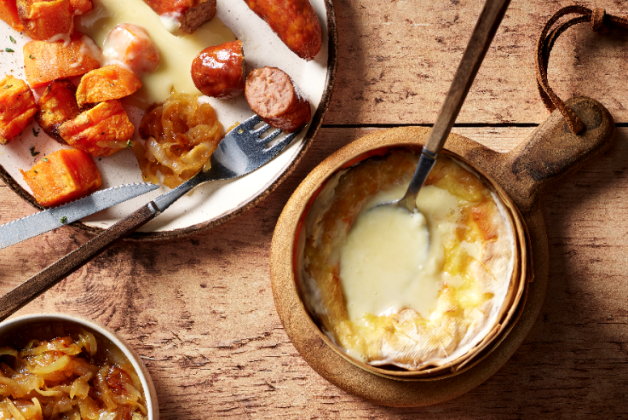 Mont d'or, saucisse fumée, patates douces et oignons caramélisés