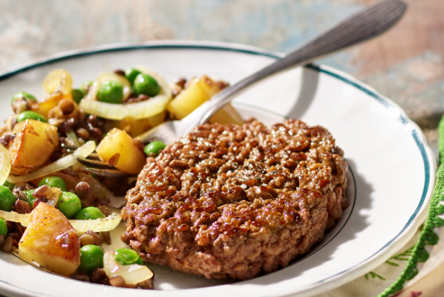 Steak haché, poêlée de pommes de terre, petits pois, lentilles